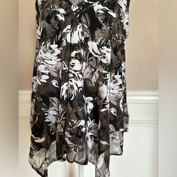 Simply Vera Wang NWT Women’s Small Black White Floral Blouse V-Neck Sleeveless - Picture 2 of 8